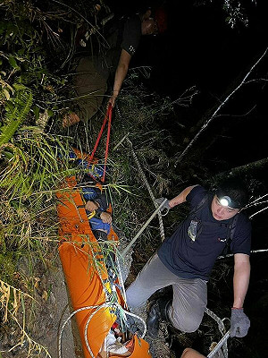 男子栗松溫泉骨折 地勢險峻2小時路程花7小時救援