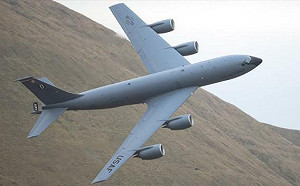 美KC-135加油機將成無人機空中「母艦」？！擴大自衛、感知能力