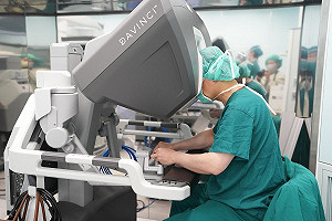 達文西手臂高難度胰十二指腸切除術  助婦人清除病灶重建消化道