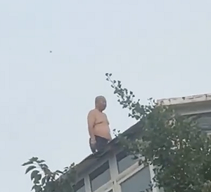 (影) 家被強拆 北京老翁持斧站屋頂抵抗! 鄭州爛尾樓最多 受害業主衝破鐵門收房