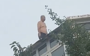 (影) 家被強拆 北京老翁持斧站屋頂抵抗! 鄭州爛尾樓最多 受害業主衝破鐵門收房