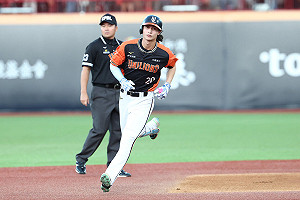 林佳緯棒打徐若熙 中職史上最年輕首局首打席開轟