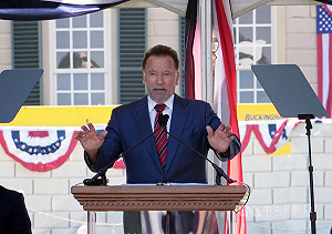 美國慶日出席公民宣誓典禮 阿諾讚移民是動作英雄