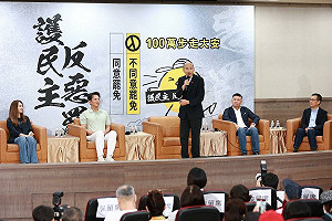 黃國昌受訪中離急切迎上韓國瑜握手鞠躬！周軒：真的是醜態畢露啊