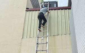 台南婦防颱檢查跌落鐵皮屋頂 鄰居女童報警助脫困