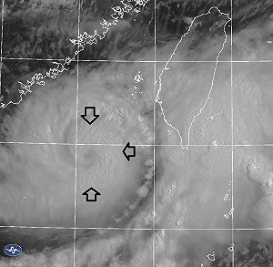 丹娜絲開眼中!鄭明典:眼牆雲系降雨效率很高