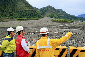 中颱丹娜絲侵襲高雄  陳其邁親赴美濃桃源視察防汛整備