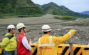 中颱丹娜絲侵襲高雄  陳其邁親赴美濃桃源視察防汛整備