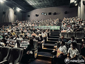 王定宇包場邀鄉親同賞「看不見的國家」  為大罷免添柴火