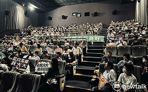 王定宇包場邀鄉親同賞「看不見的國家」  為大罷免添柴火