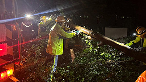 丹娜絲颱風夜襲全台累計17萬戶停電! 台電頂風雨全力動員漏夜搶修