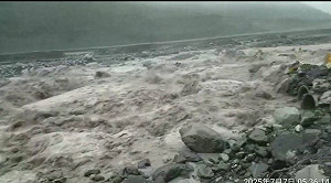 荖濃溪河床涵管便道遭沖毀  公路局甲仙段進場搶修