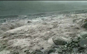 荖濃溪河床涵管便道遭沖毀  公路局甲仙段進場搶修