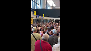 (影)　俄機場大癱瘓！上百航班取消 乘客睡地上、爆衝突 俄人竟靠唱「這歌」度困境....