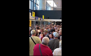 (影)　俄機場大癱瘓！上百航班取消 乘客睡地上、爆衝突 俄人竟靠唱「這歌」度困境....