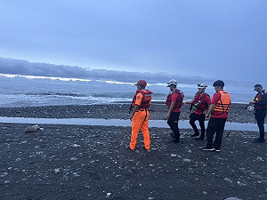 宜蘭南澳溪男子捕魚苗疑遭浪捲走 岸巡、消防搜索