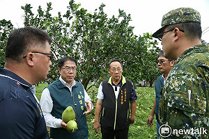丹娜絲颱風強風重創文旦產區    黃偉哲指示全力支援清運復原