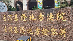 前保一男警涉誘2少年拍不雅照  基檢求重刑