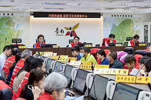 黃偉哲臉書被灌爆！台南再宣布停班課增至16區 網友：就全放了吧