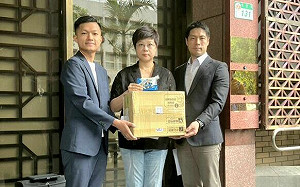 北市垃圾場發現鄭正鈐中製競選小物  林志潔質疑滅證 赴北檢提交事證 