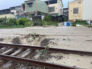 豪雨狂炸中台灣!台鐵林內到二水間路線遭掏空  雙線停駛