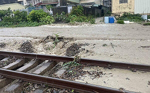 豪雨狂炸中台灣！台鐵林內到二水間路線遭掏空  雙線停駛