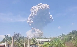 (影）印尼勒沃托比火山再噴發 巨型灰柱衝18公里逾4千人急撤