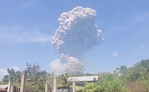 (影）印尼勒沃托比火山再噴發 巨型灰柱衝18公里逾4千人急撤