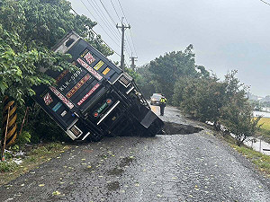暴雨釀災！彰化二林驚見天坑  大貨車陷入動彈不得