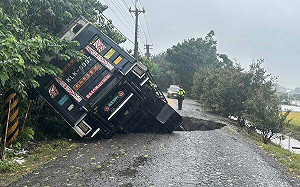 暴雨釀災！彰化二林驚見天坑  大貨車陷入動彈不得
