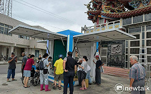 鼎硯工程移動式太陽光儲支援鹽水  提供民眾免費充電