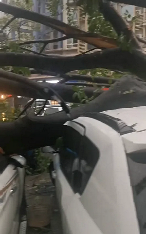 (影) 丹娜絲兩度登陸浙江! 重慶暴雨冰雹釀災商場灌水、廣西五層樓倒入河中