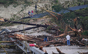 水1小時暴漲4.5公尺!  新墨西哥州暴雨沖毀民宅 德州累計109死、161人仍失聯 
