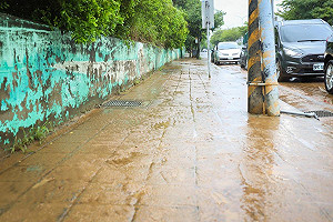 海線豪雨大淹水 網友稱「台灣大道龍舟賽」 盧秀燕勘災下令加強戒備