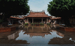 暴雨後不一樣的鹿港！他拍下百年古廟倒影：洪水中依然優雅