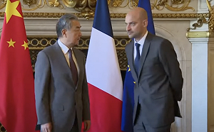 王毅如「過街老鼠」？ 法外長疑故意「不握手」、日韓也跟他「隔好遠」