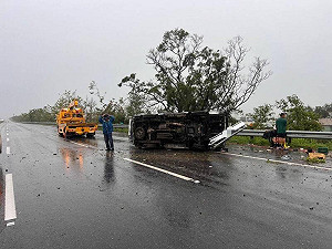 嘉義縣國中棒球隊國3撞樹枝翻車   車內8人全受傷送醫