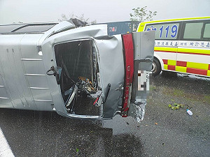 國3台南白河段貨車翻覆 車上8名嘉縣國中生送醫