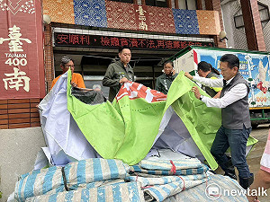 捐出看板帆布供災民遮雨  林俊憲結合民間愛心送100面帆布進災區
