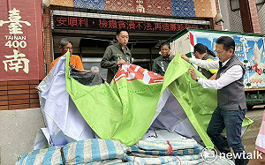 捐出看板帆布供災民遮雨  林俊憲結合民間愛心送100面帆布進災區