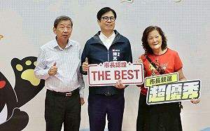 與高雄模範生及畢業生合影 陳其邁勗勉向夢想前行