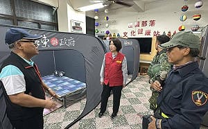 屏縣山區豪雨成災 周春米返國至瑪家收容所慰問族人