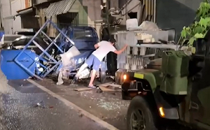 (影)漢光演習「M109A5自走砲」撞民宅   夜訓桃園街頭毀4車 