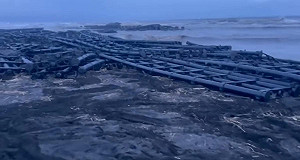 台灣太陽能光電模組遭颱風吹壞海上漂  澎湖沙灘驚見殘骸