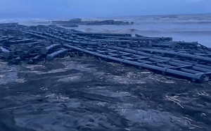 台灣太陽能光電模組遭颱風吹壞海上漂  澎湖沙灘驚見殘骸