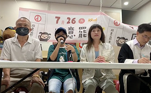 中和罷免街宣爆衝突！婦人搶麥張嘉玲受傷　張智倫：盼以和平代替暴力 