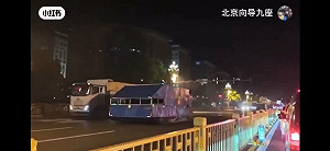 (影) 為閱兵? 高層內鬥?「鐵皮裝坦克」開上北京街頭引熱議 網疑習近平失勢