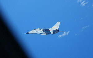 中日空中緊張！中國殲轟-7「連續2天」、「異常接近」日本電偵機