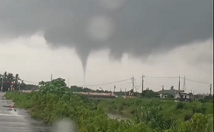 (影) 龍捲風掃過萬丹！民眾直擊奇景 網瘋傳畫面曝光