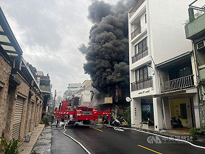 台中鐵皮倉庫火警濃煙密布 警消撲滅初判無人傷亡